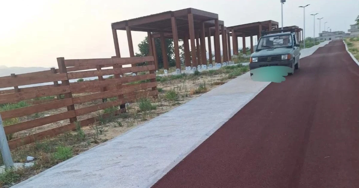 Auto circola sulla pista ciclabile di Santa Margherita Belice