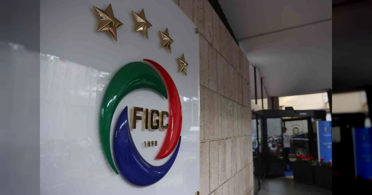 Logo della Fifa con bandiere di calcio sullo sfondo di un tribunale