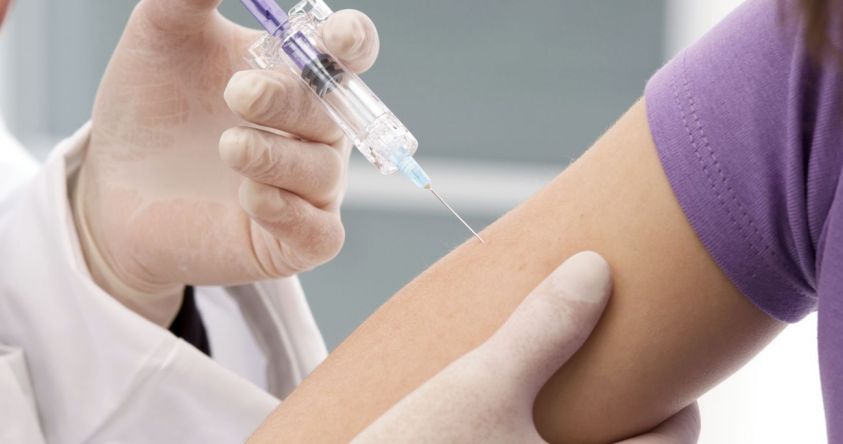 Bambino durante una vaccinazione pediatrica in un centro medico in Sicilia