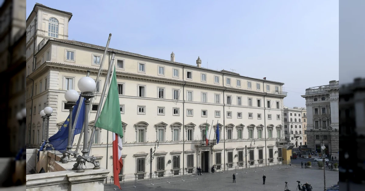Pompa di benzina con cartello che indica il prezzo del gasolio ridotto grazie al taglio delle accise prorogato dal governo italiano