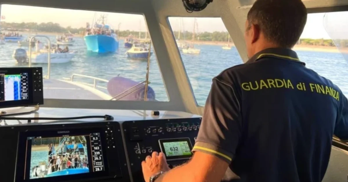 Barca in fiamme al largo di Marsala, uomo soccorso in mare dalla Guardia di Finanza
