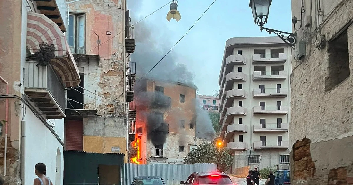 Incendio a Porto Empedocle, vigili del fuoco al lavoro su edificio con tetto crollato