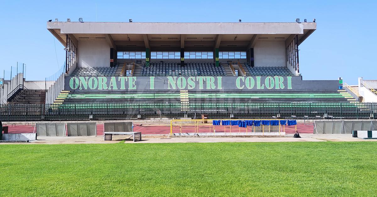 Stadio Gurrera di Sciacca con campo in erba sintetica e pista di atletica rinnovata