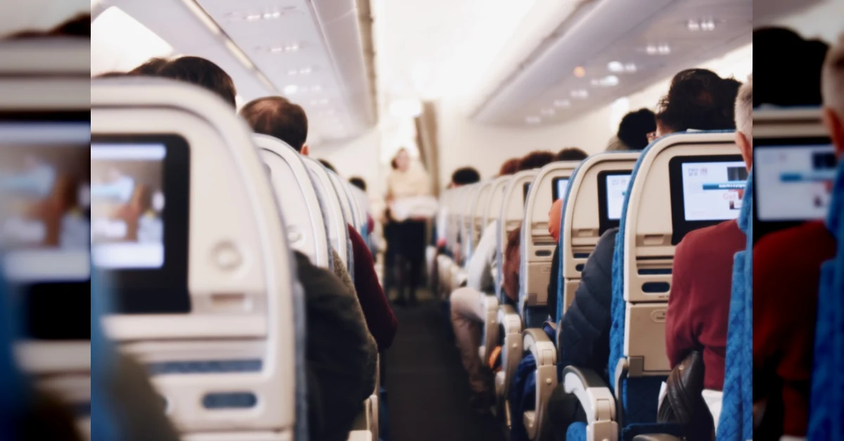 Aereo di linea in volo sopra le nuvole con bagaglio a mano e simboli di rimborso euro