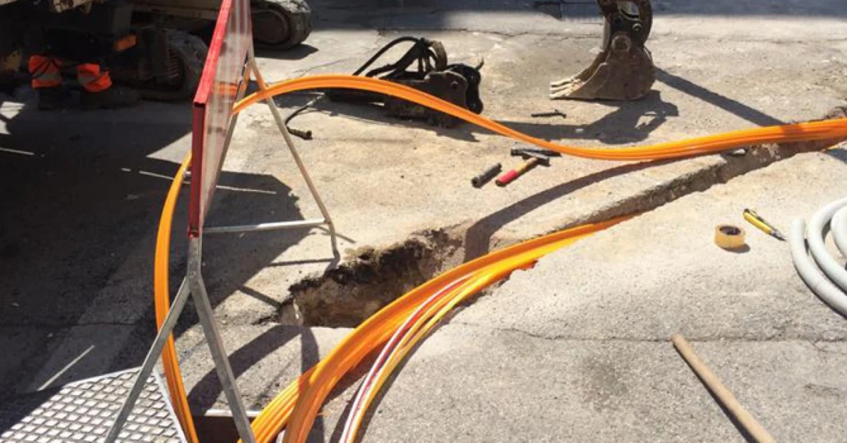 Tecnici al lavoro per riparare i cavi in fibra ottica danneggiati a Sciacca
