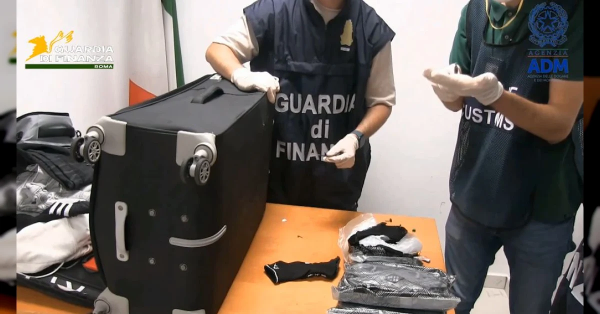 Sequestro di 17 kg di metanfetamina in valigie con doppio fondo all'aeroporto di Fiumicino
