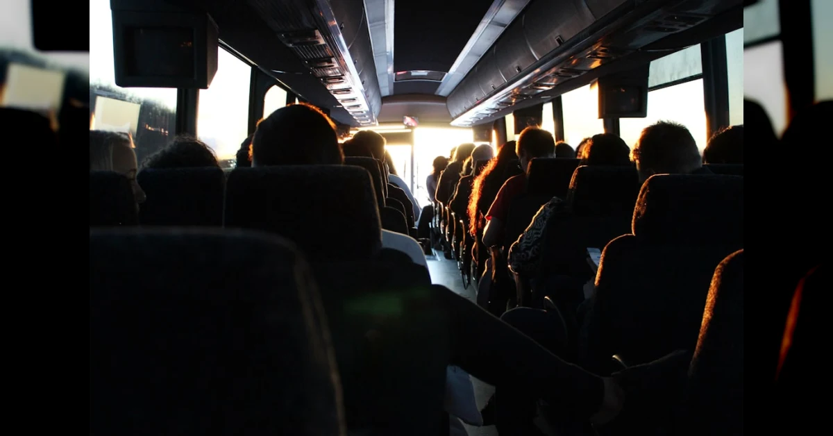 Studenti su autobus urbano con zaino, simbolo del bonus trasporti 2026 per sconti su abbonamenti e biglietti