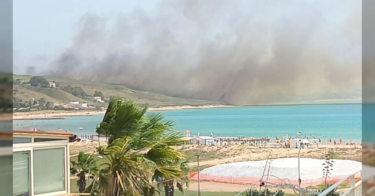 Vasto incendio tra Cipollazzo e Porto Palo con fiamme e fumo, mezzi di soccorso in azione