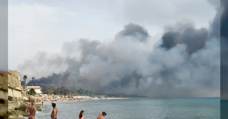 Fiamme dalla spiaggia al mare a Macauda e a Menfi si fa la conta dei danni (Video)