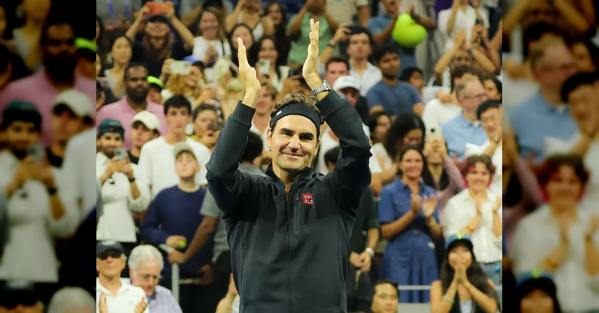 Roger Federer sorride con il blazer della Hall of Fame del tennis a New York