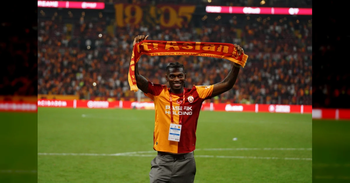 Rafael Leao saluta i tifosi del Milan prima della cessione al Galatasaray