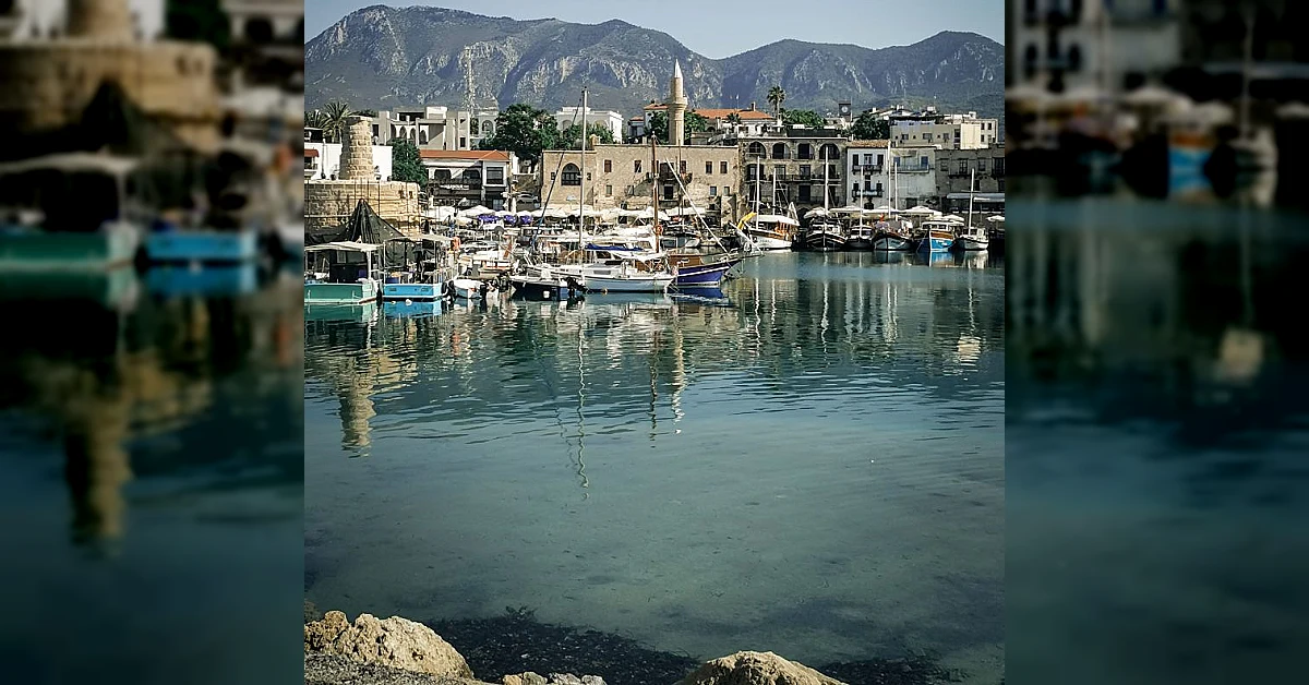 Traghetto affondato al largo di Girne, Cipro Nord, con mezzi di soccorso in azione