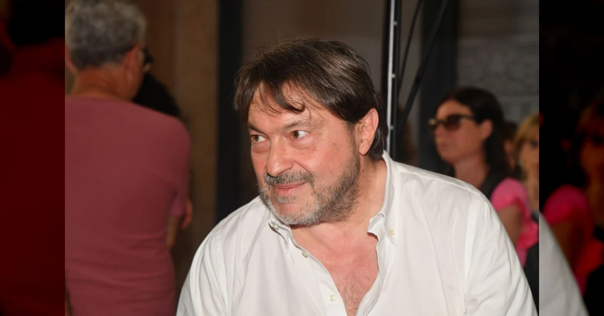 Sigfrido Ranucci sul palco del Teatro dell'Efebo di Agrigento durante lo spettacolo Diario di un trapezista