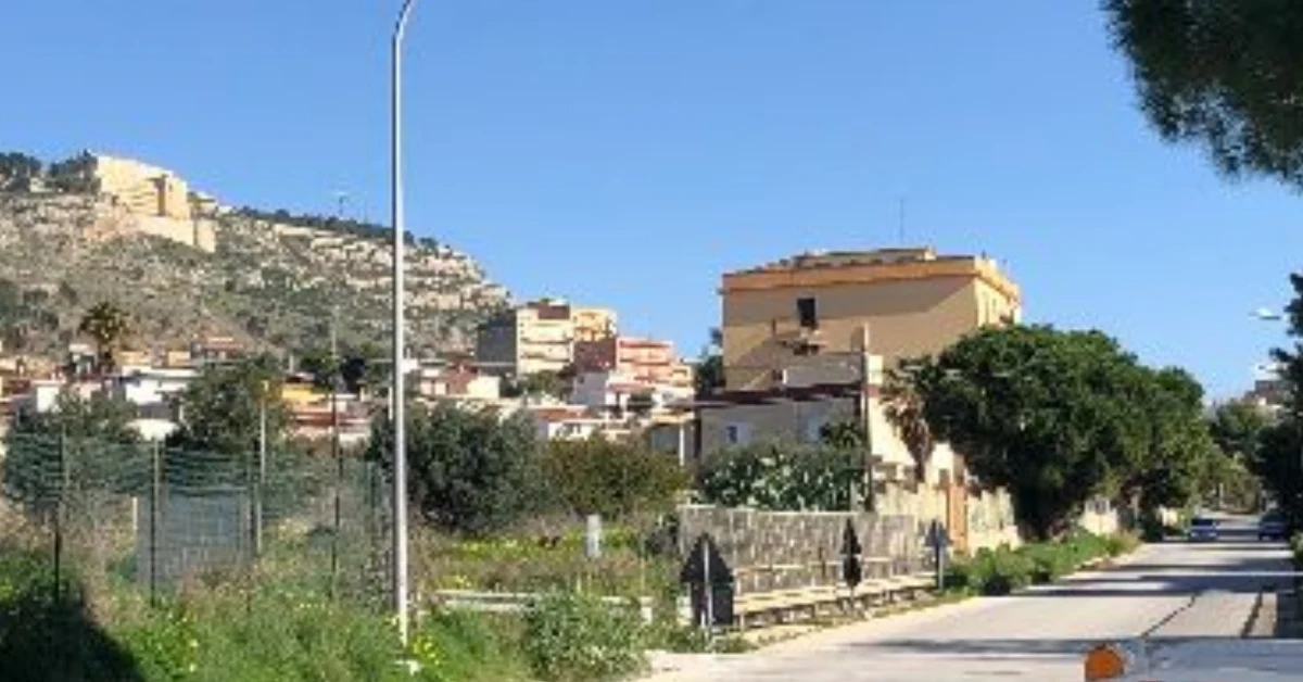 Via Marco Polo a Sciacca con lampioni spenti e asfalto deteriorato, a rischio per pedoni e automobilisti