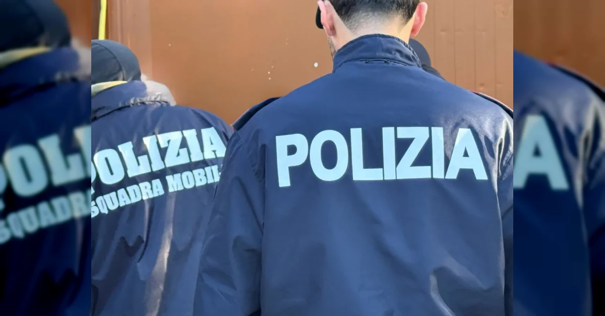 Ragazzo seduto nell'androne di un palazzo a Centocelle con la maglietta sporca di sangue dopo l'omicidio della madre
