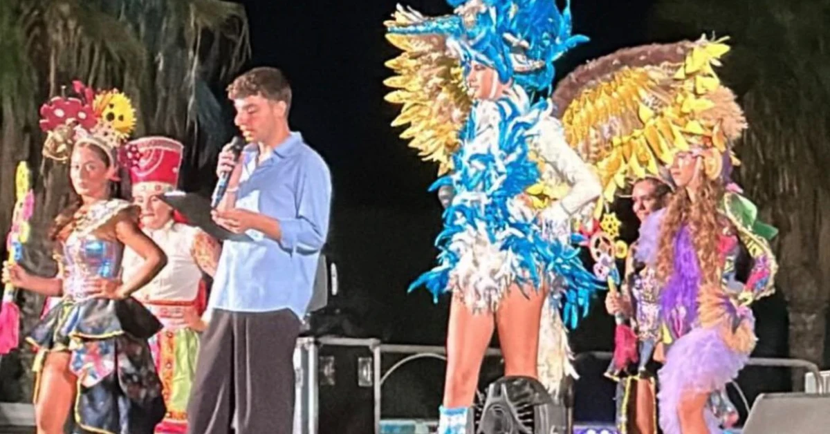 Carnevale di Sciacca 2026, gruppi mascherati e carri allegorici sul palco in piazza Scandaliato