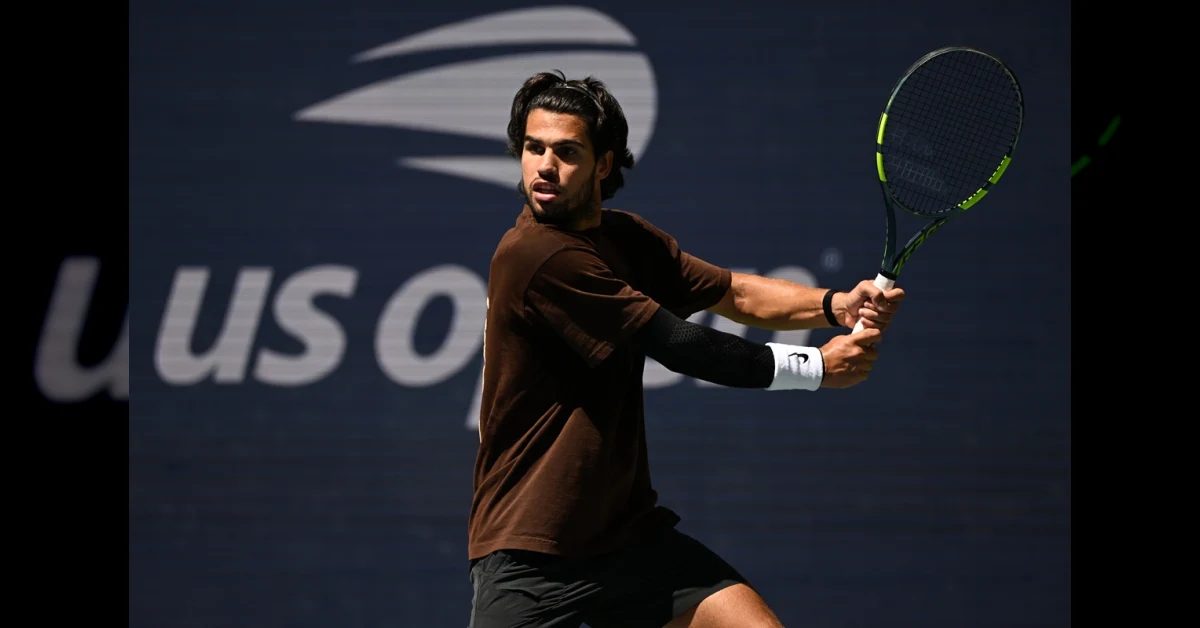 Carlos Alcaraz festeggia la vittoria in tre set contro Safiullin allo US Open 2026