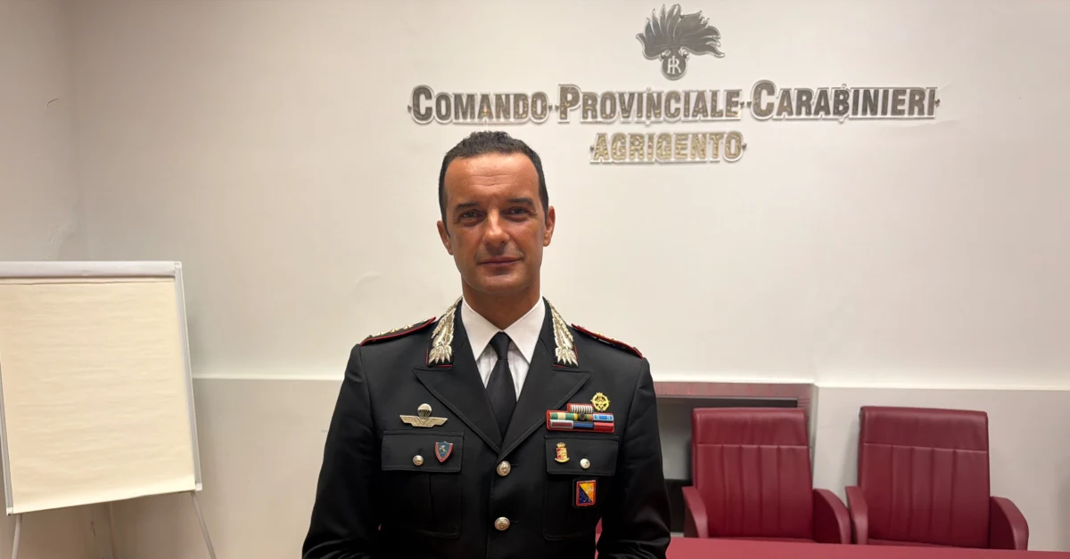 Il colonnello Nicola De Tullio saluta i giornalisti prima del trasferimento al Comando Generale dei Carabinieri