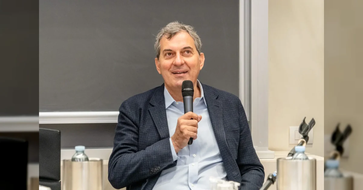 Il giornalista Mario Calabresi sorride davanti a un microfono in uno studio radiofonico