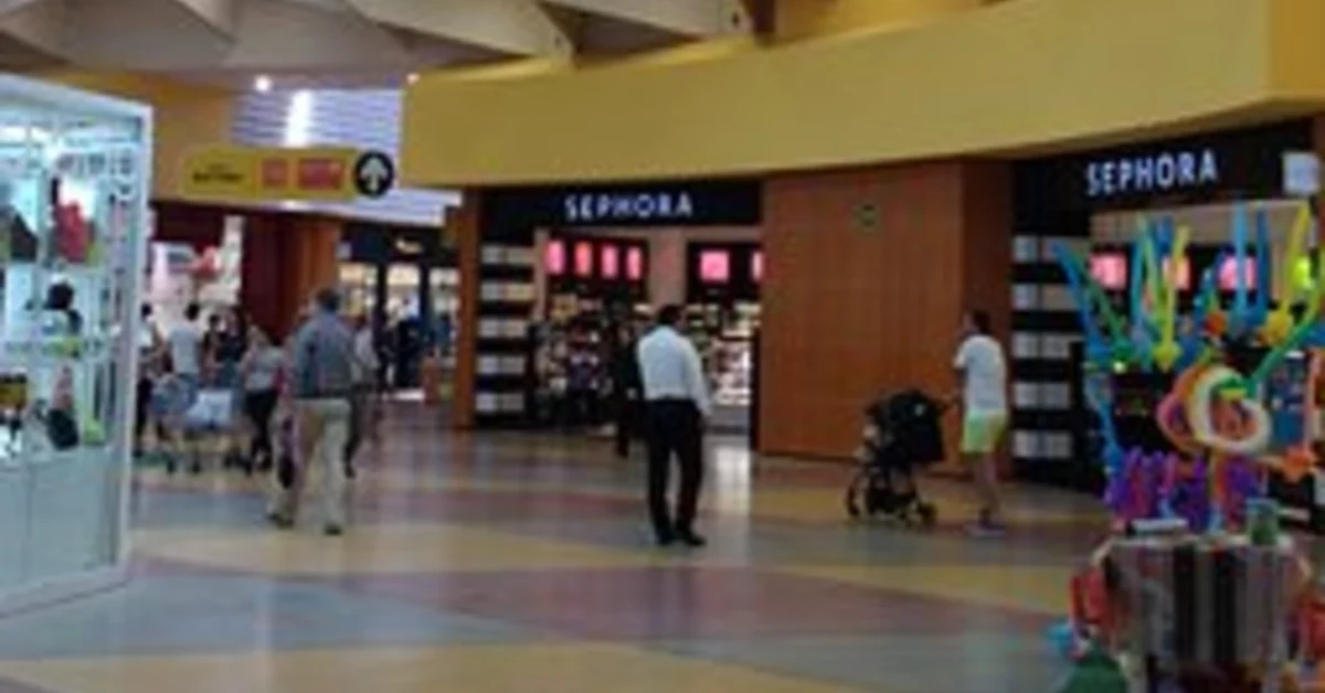 Incendio al centro commerciale Conca d’Oro di Palermo: evacuata la struttura, dieci squadre dei vigili del fuoco al lavoro