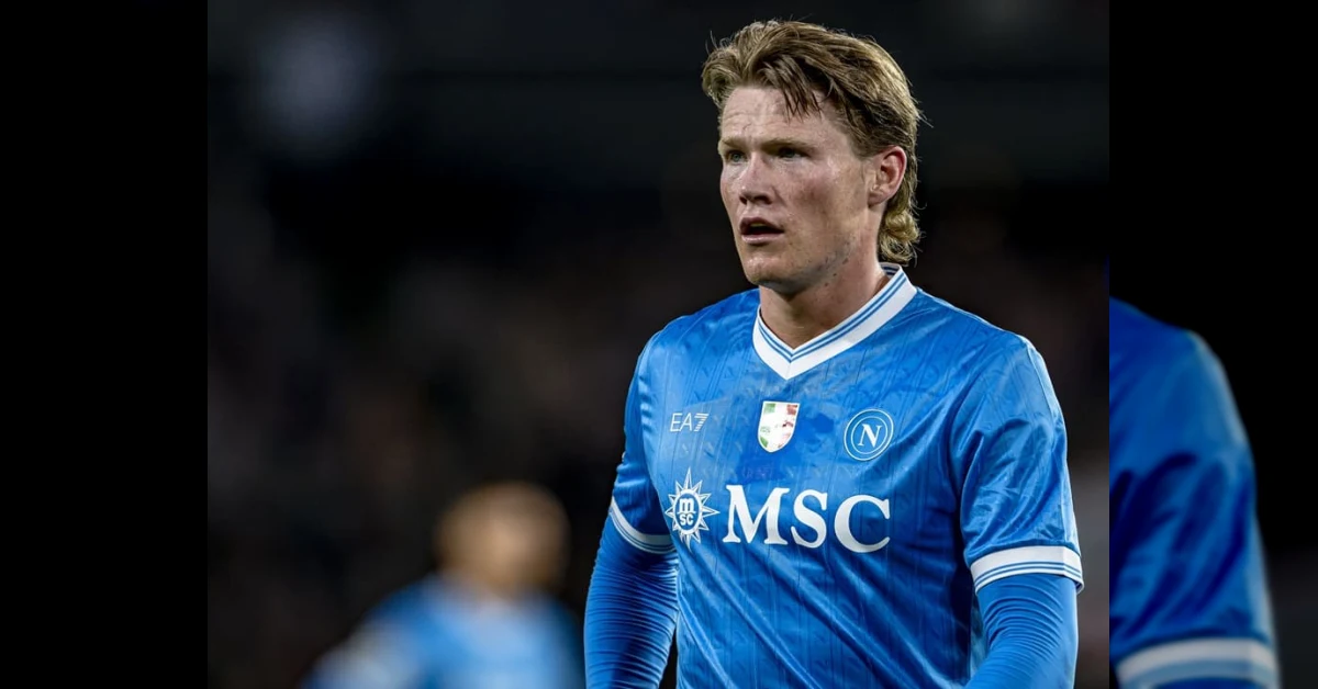 Scott McTominay del Napoli in tuta medica in campo, tema dell'operazione cardiaca per aritmia