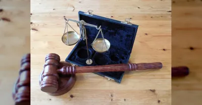 Sosta sulle strisce blu nel 2026 la tolleranza è del 10% sul tempo pagato ma oltre il 50% scatta la multa piena
