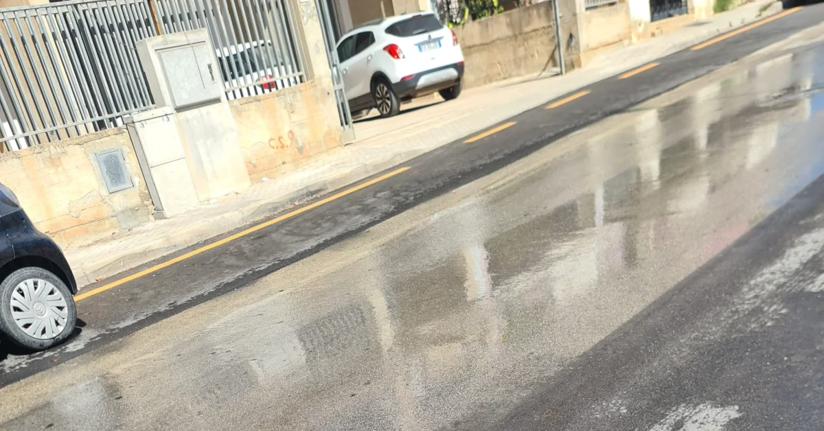 Perdita idrica in via Ferraro con acqua che fuoriesce dall'asfalto