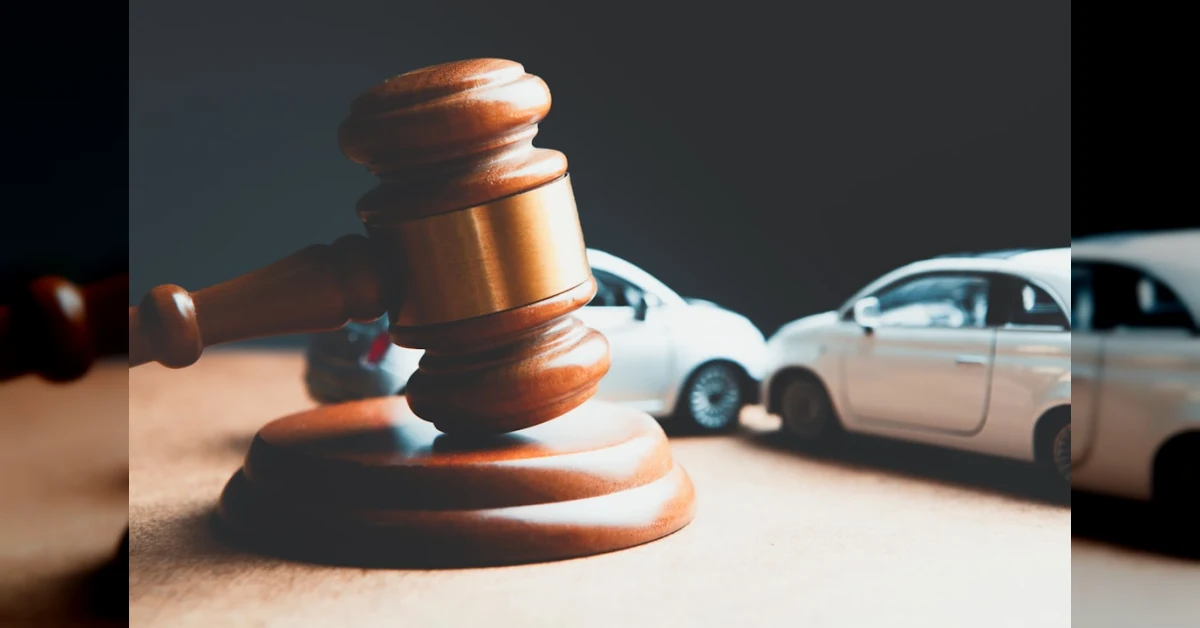 Documenti auto e calcolatrice con polizza assicurativa, simbolo di risparmio fiscale e detrazione
