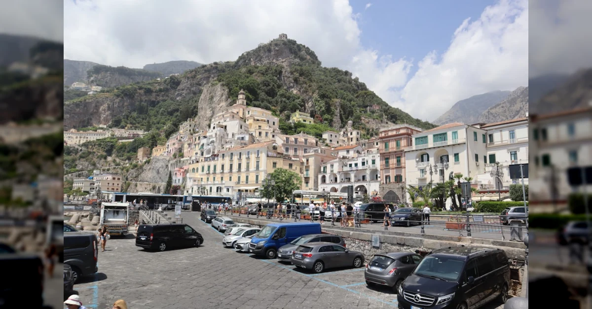 Persona che parcheggia auto in posto auto condominiale con cartello di divieto