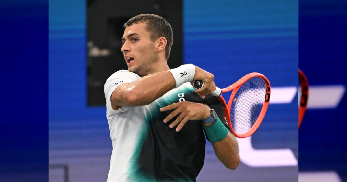 Flavio Cobolli esulta dopo la vittoria in rimonta contro Schoolkate agli Us Open 2025