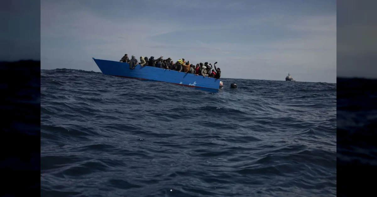 Sbarchi di migranti a Lampedusa ad agosto 2026, barche della guardia costiera in mare