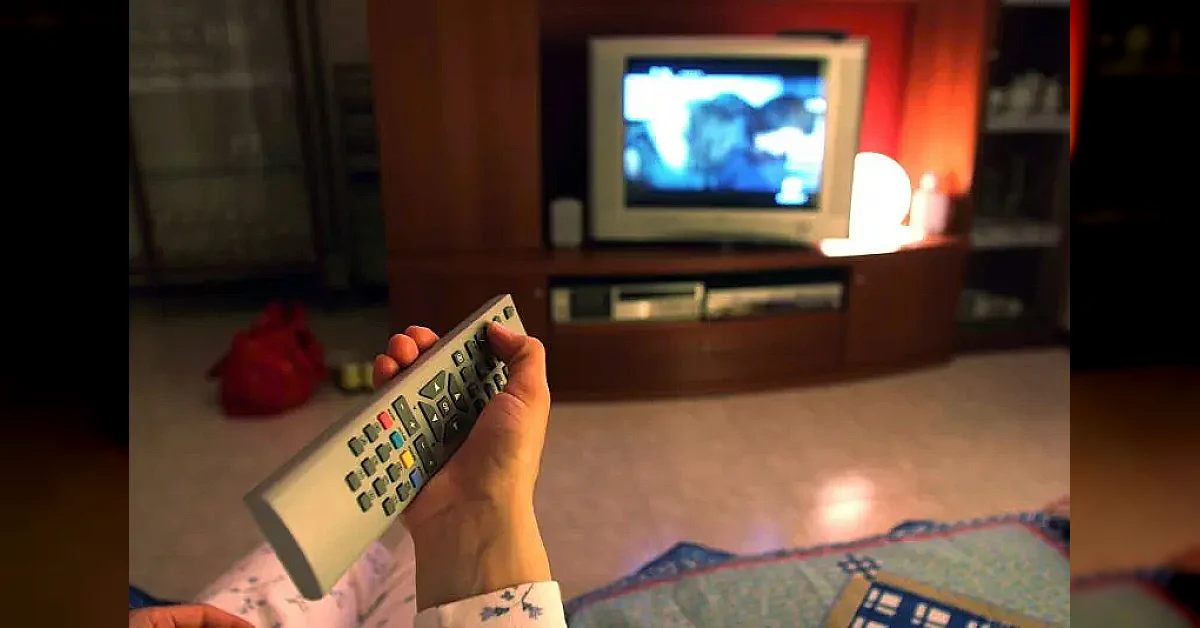 Italiani svegli di notte in agosto davanti alla TV a causa del caldo afoso