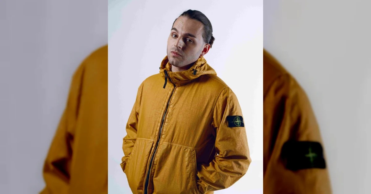 Ernia, rapper milanese, protagonista del videoclip del singolo Dedica, omaggio a Milano