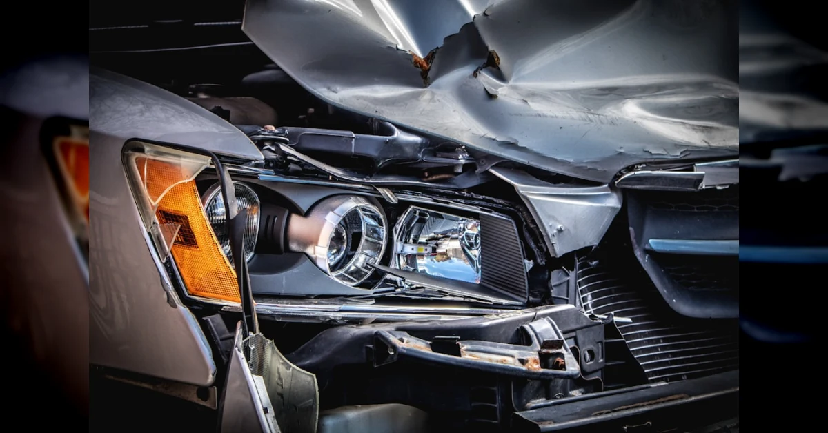 Auto incidentata in carrozzeria con perito assicurativo, tema risarcimento e riparazione