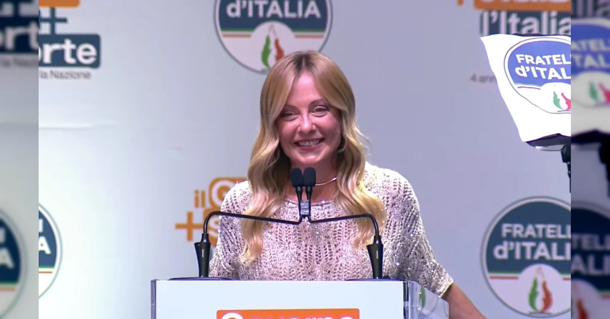 Giorgia Meloni sul palco a Bari celebra il record di longevità del suo governo e rilancia la riforma del premierato