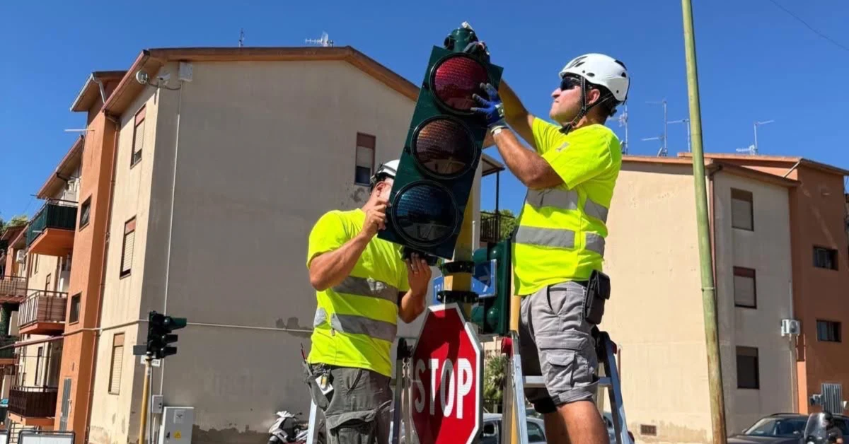Lavori per l'installazione di nuovi semafori a Menfi per la sicurezza stradale