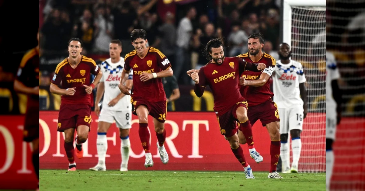 I calciatori della Roma esultano dopo la rimonta sull'Atalanta allo Stadio Olimpico