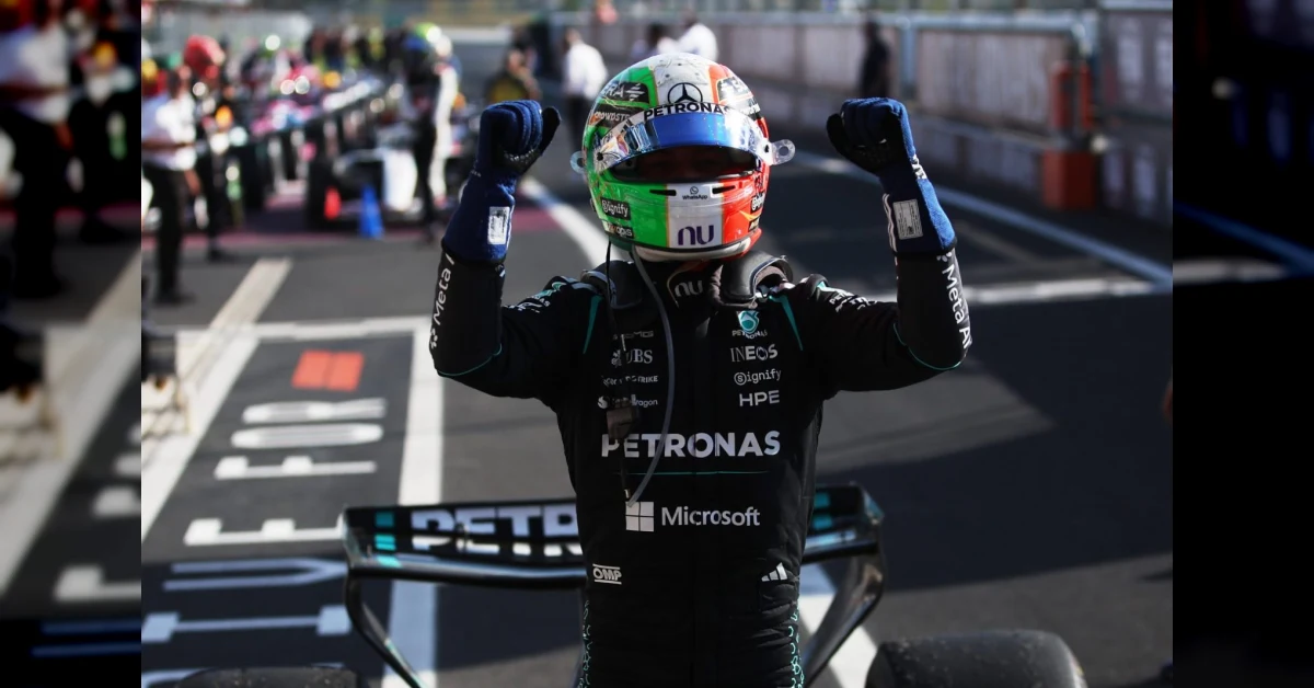 Antonelli celebra la vittoria del GP d'Italia a Monza con il trofeo, davanti ai tifosi in festa