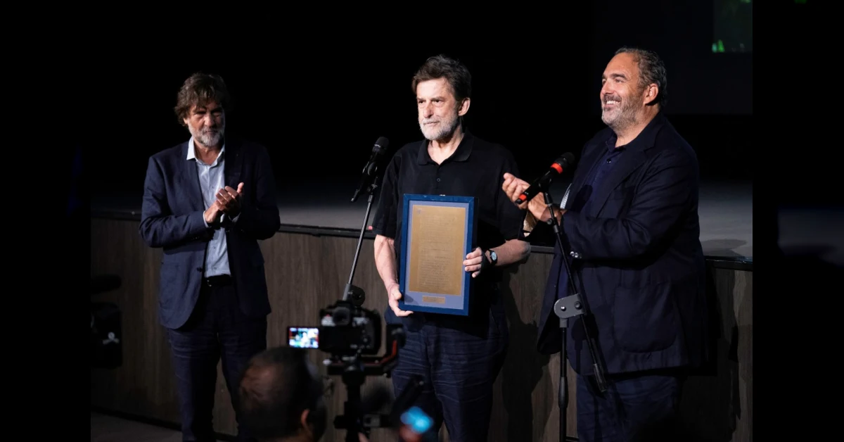 Nanni Moretti riceve il Premio SIAE Andrea Purgatori alla carriera sul palco della Sala Perla a Venezia 83