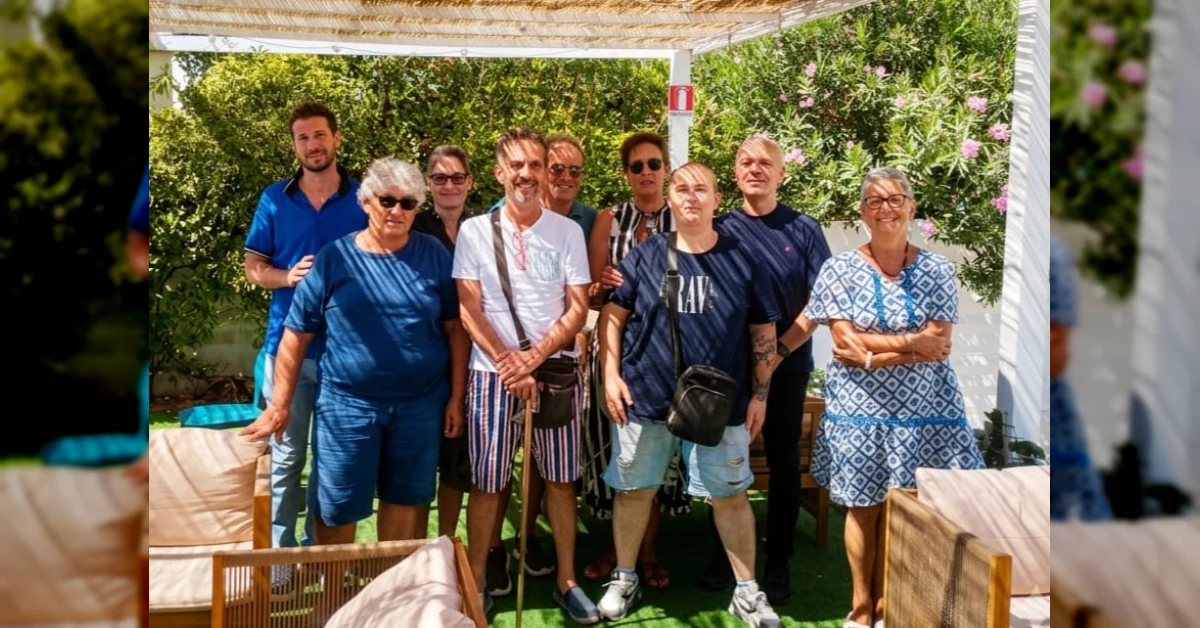 Impianto agrivoltaico in un paesaggio agricolo siciliano con ulivi e pannelli solari