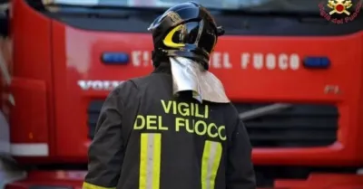 Incendio in un magazzino allo Zen, muore un uomo di 47 anni