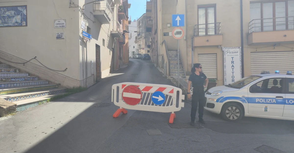 Prova di tenuta del collettore fognario in via Caricatore a Sciacca, chiusa la strada e sospesa la Ztl