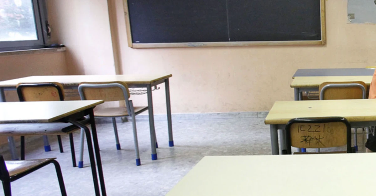 Scuola chiusa a Palermo per caldo estremo con bollino rosso, edificio scolastico deserto