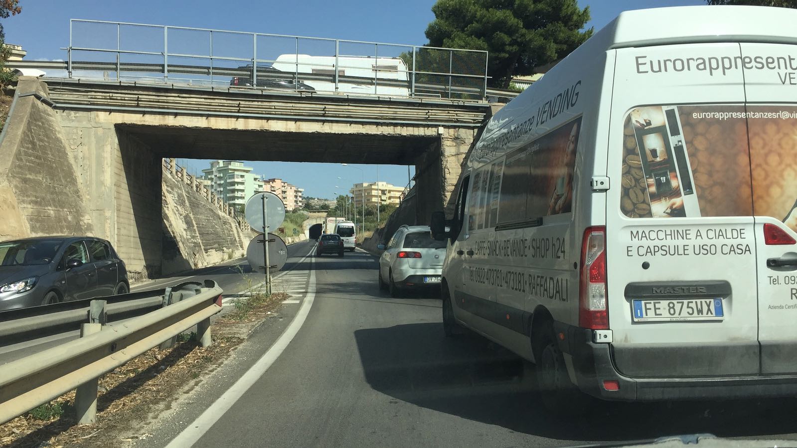 Cantiere della galleria Belvedere a Sciacca con deviazioni e segnaletica per il percorso alternativo sulla Statale 115