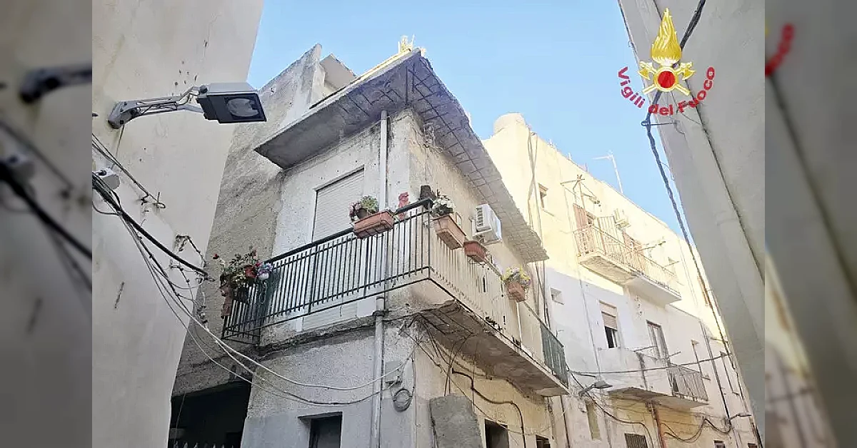 Crollo di un balcone a Mazara del Vallo in via Raffaele Castelli