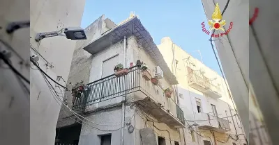 Crollo di un balcone a Mazara del Vallo in via Raffaele Castelli