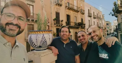 Ripristinato il vaso in ceramica artistica di via Perollo a Sciacca che era stato danneggiato