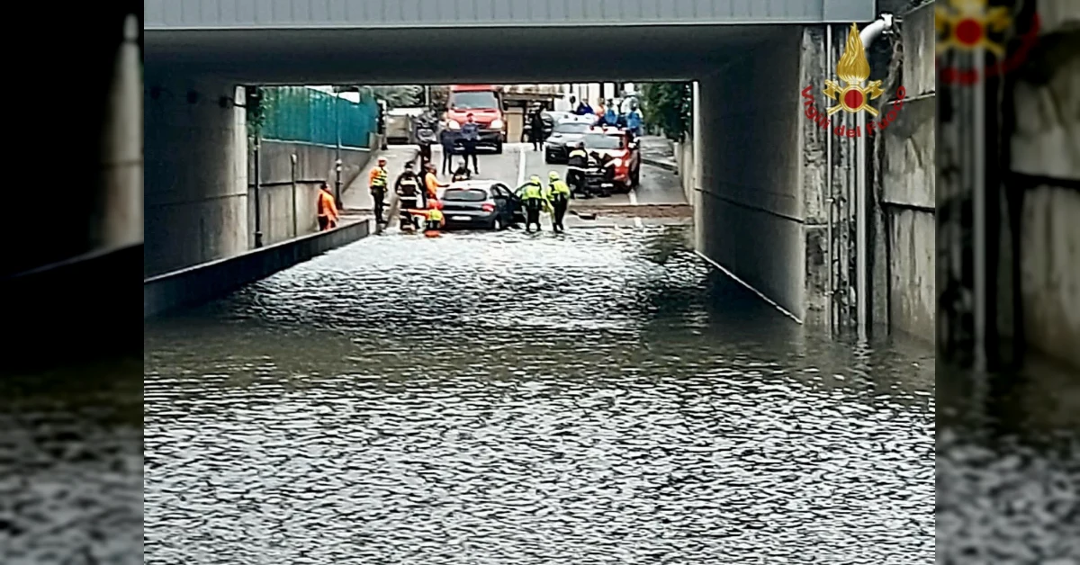 Auto sommersa in sottopasso allagato durante il maltempo a Latisana, soccorsi in corso