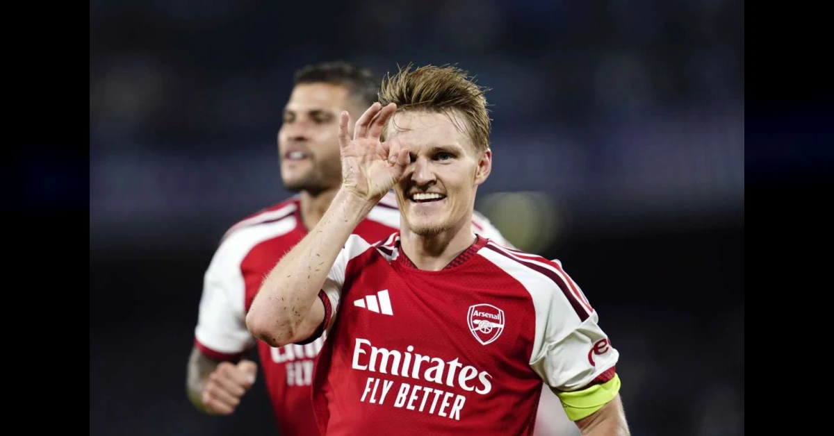 Martin Odegaard esulta dopo il gol dell'Arsenal contro il Napoli al Maradona