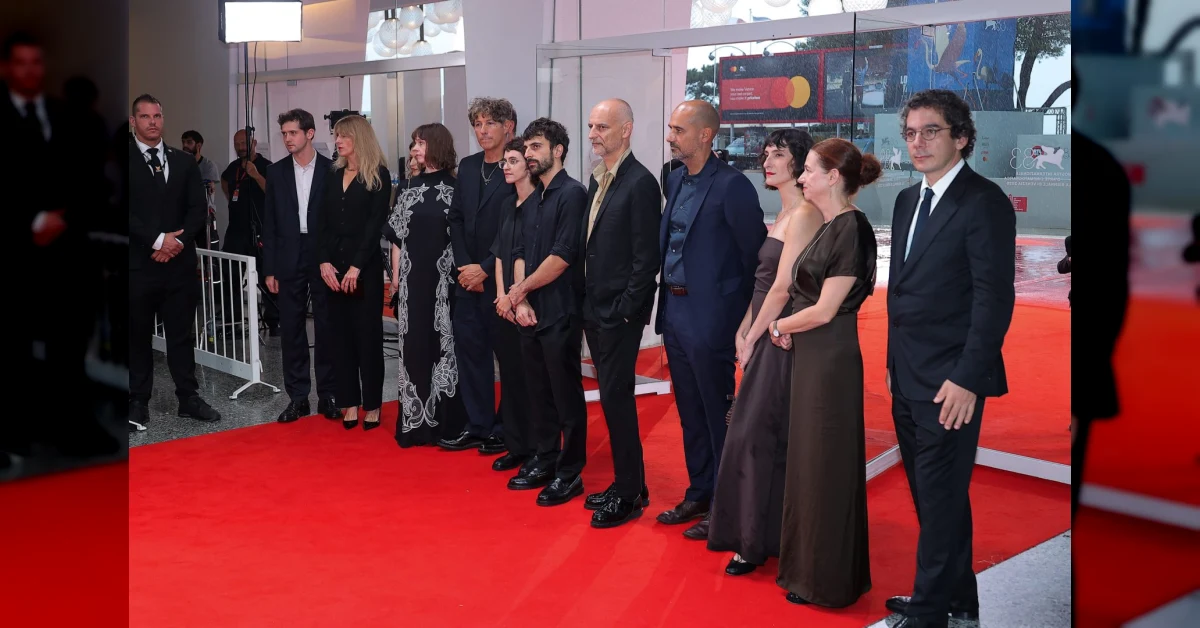 Manifestanti con bandiera palestinese al Lido di Venezia durante la Mostra del Cinema